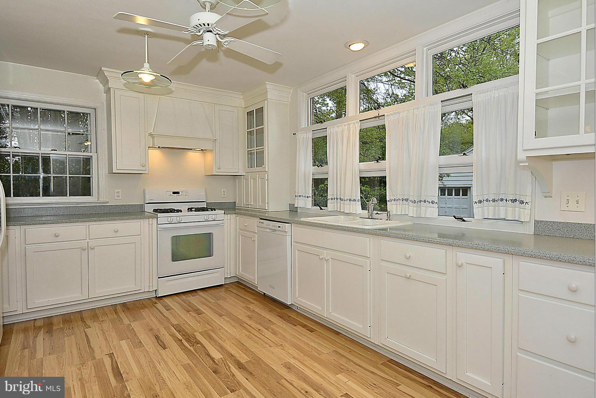 720 West Braddock Road Alexandria, VA 22302 - Photo 6 of 30 Kitchen