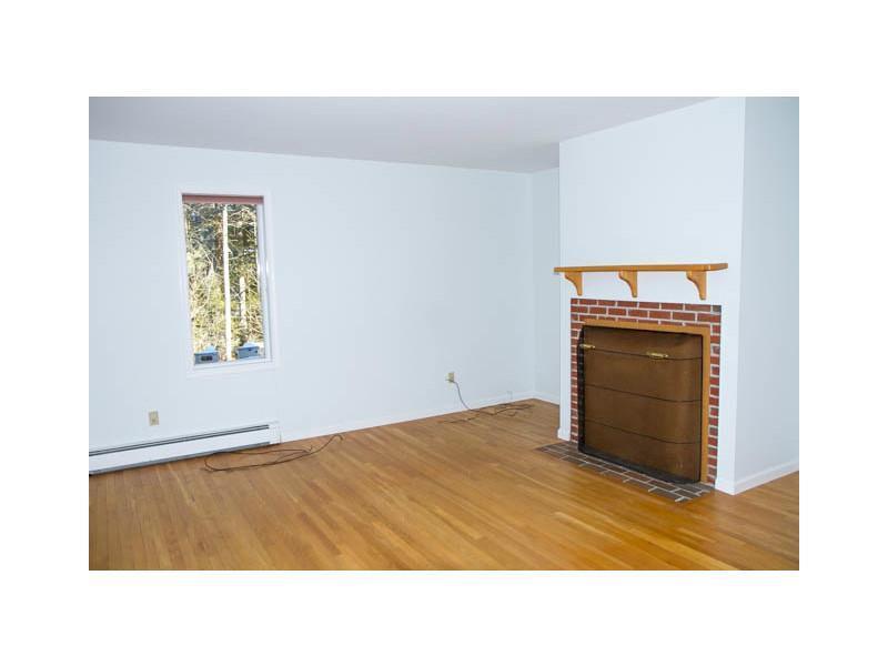 123 Sebascodegan Shores Road Harpswell, ME 04079 - Photo 5 of 35 Living Room.
