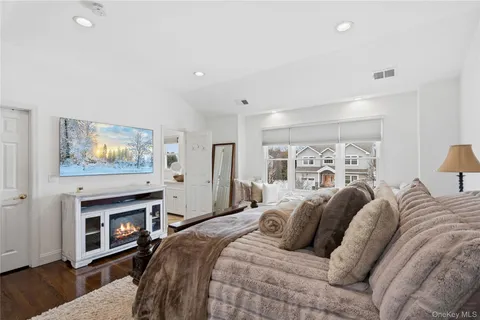 $1,599,000 | 75 Syosset Circle, Syosset, NY 11791