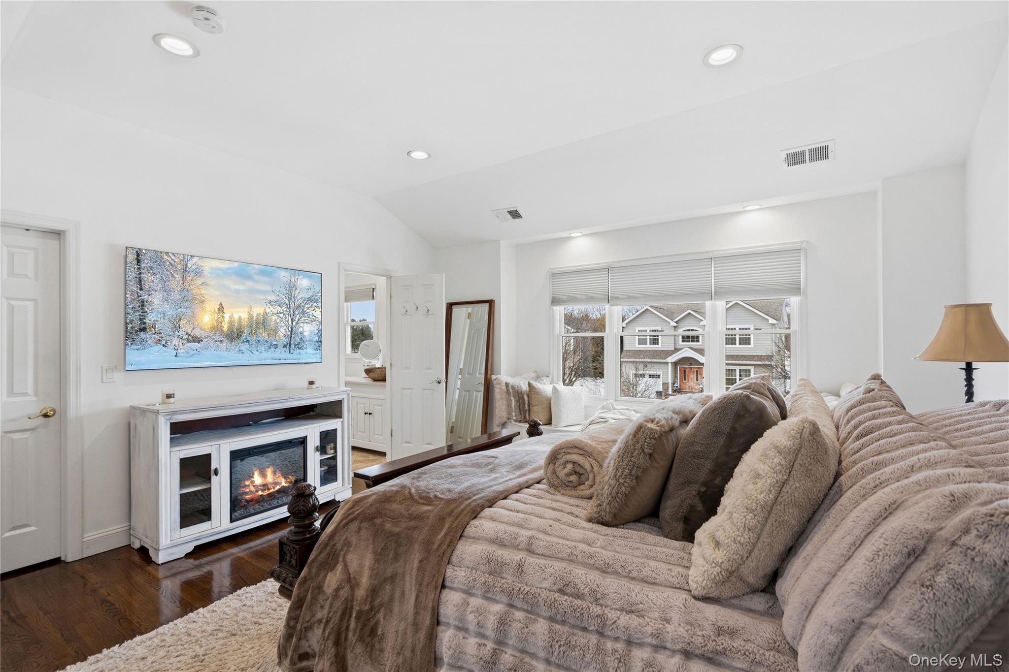 75 Syosset Circle Syosset, NY 11791 - Photo 11 of 22