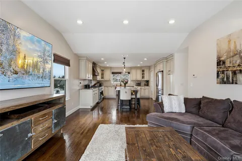 $1,599,000 | 75 Syosset Circle, Syosset, NY 11791