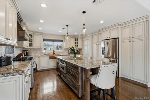 $1,599,000 | 75 Syosset Circle, Syosset, NY 11791