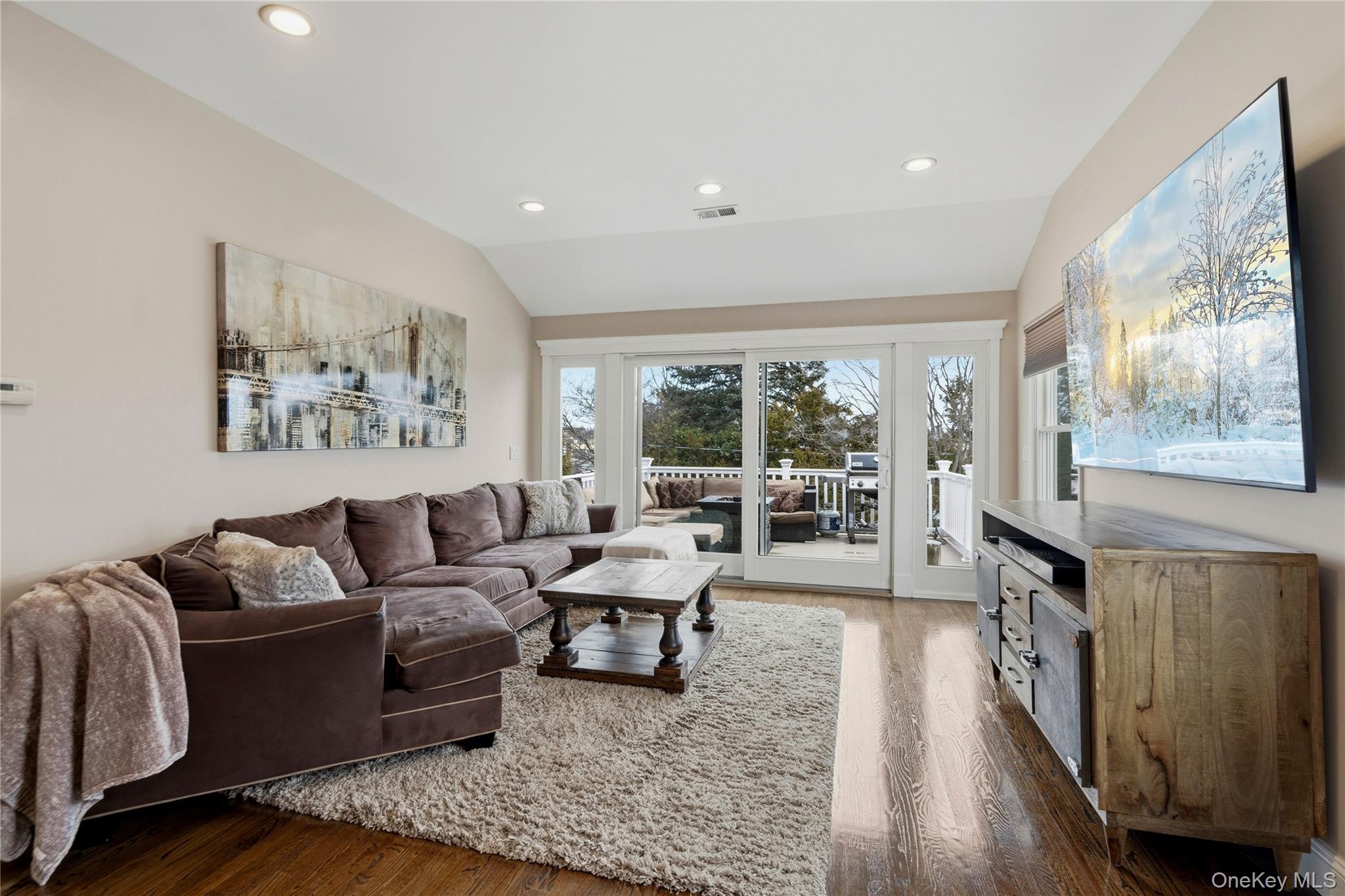 75 Syosset Circle Syosset, NY 11791 - Photo 18 of 22