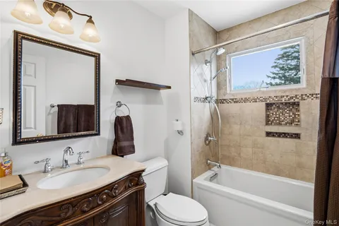 $1,599,000 | 75 Syosset Circle, Syosset, NY 11791