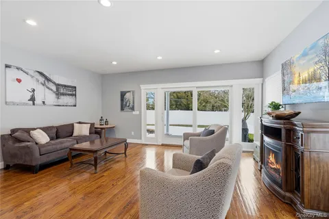 $1,599,000 | 75 Syosset Circle, Syosset, NY 11791