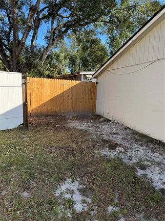 a view of a backyard