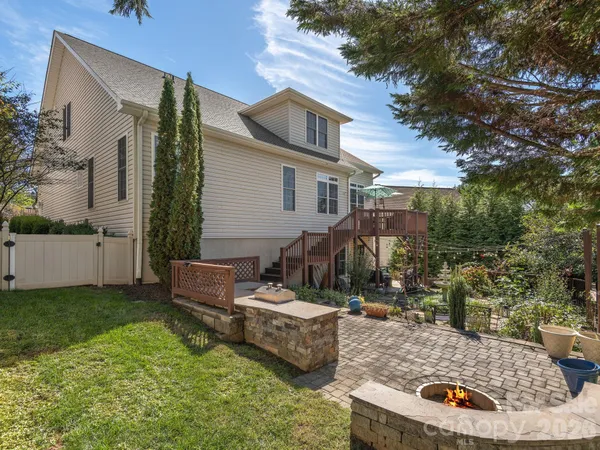a view of a house with backyard and sitting area