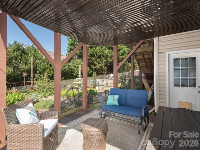 a view of a yard with plants