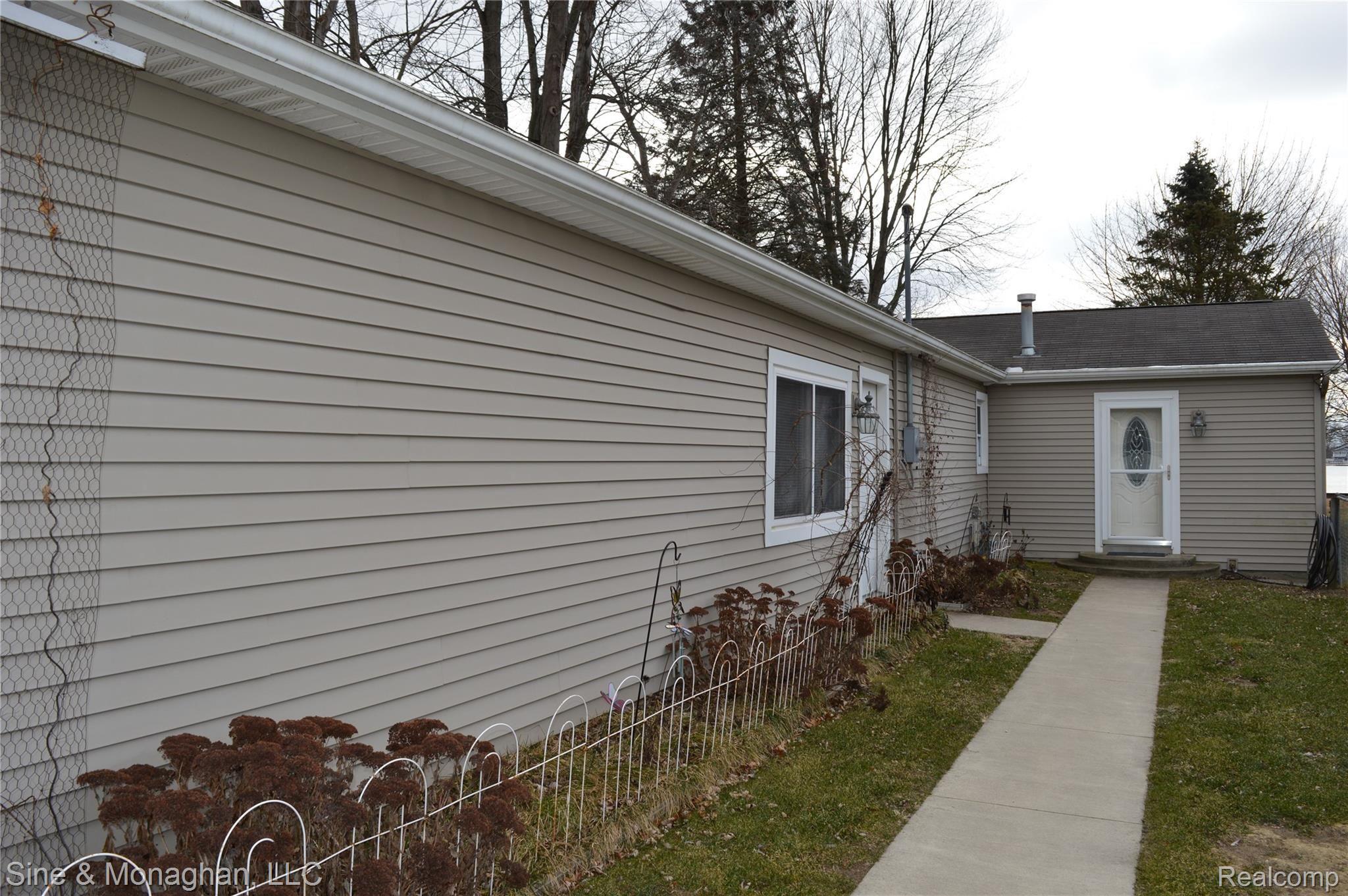 3261 Pointe Tremble Road Algonac, MI 48001 - Photo 6 of 33 028.JPG