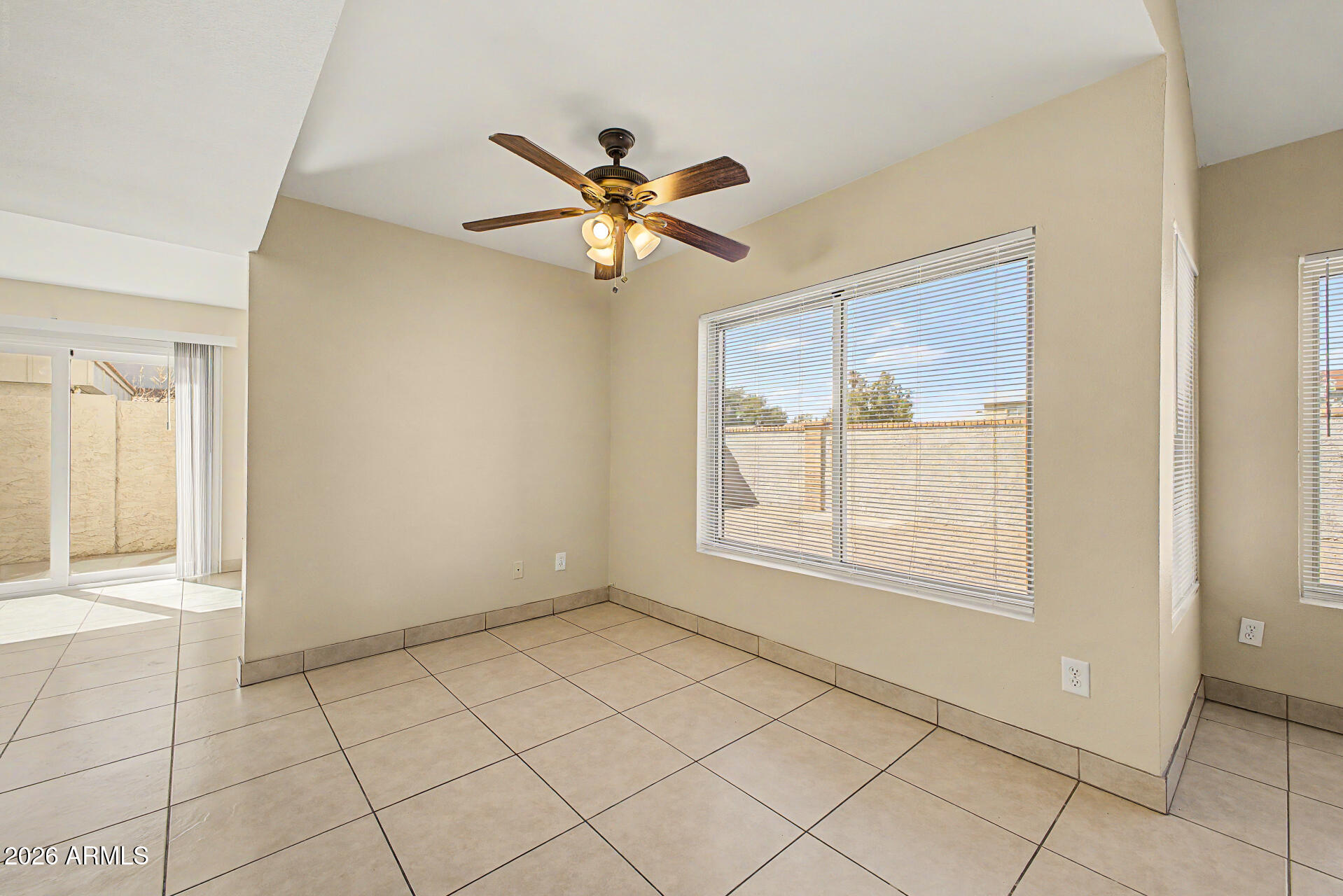2415 West Greenway Road, Unit 3 Phoenix, AZ 85023 - Photo 7 of 40 08-Greenway