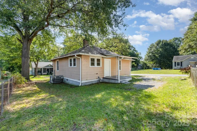 a view of a house with a backyard