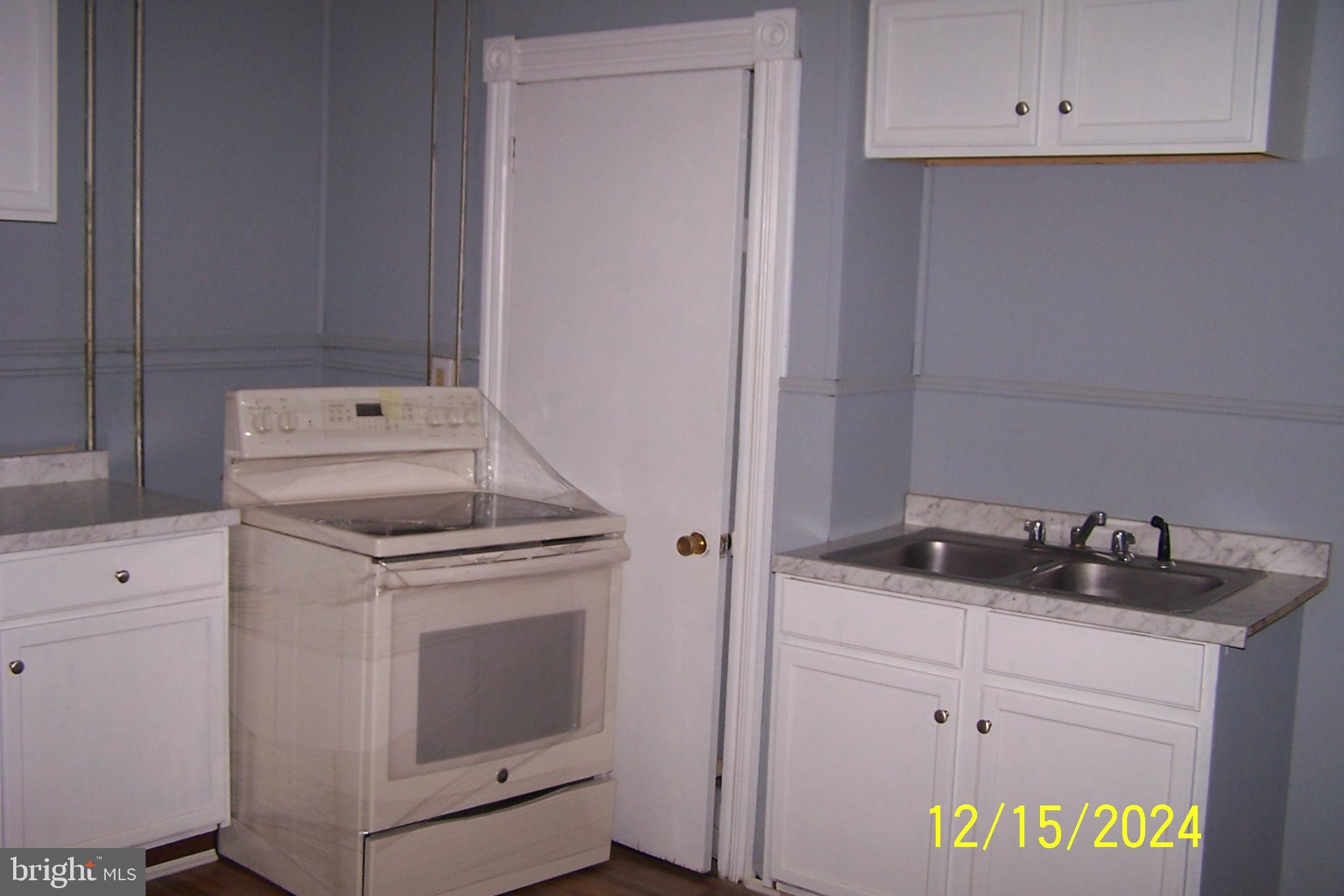 303 West Patterson Street Lansford, PA 18232 - Photo 6 of 22 a utility room with dryer and washer