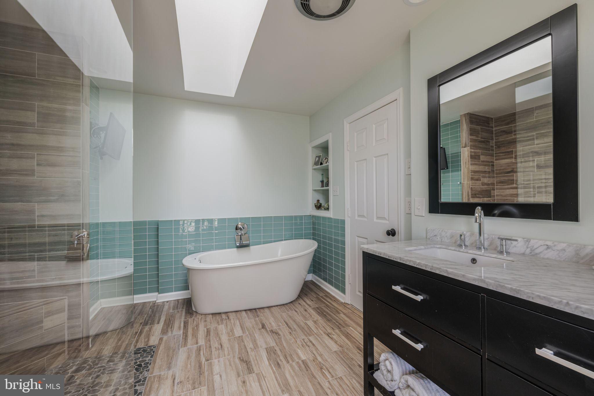 9800 Hall Road Potomac, MD 20854 - Photo 27 of 59 skylight and slipper tub