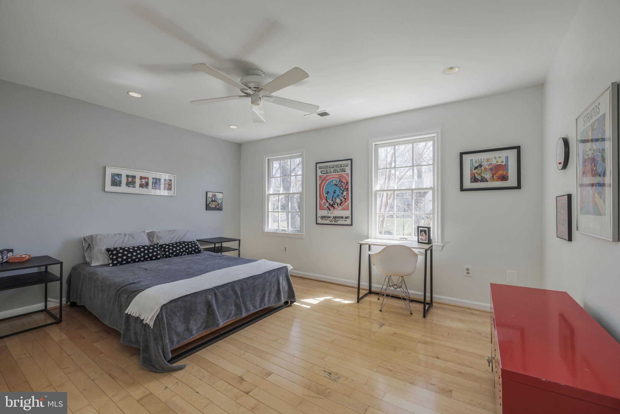9800 Hall Road Potomac, MD 20854 - Photo 30 of 59 Bedroom #2 with walk in closet and full bath