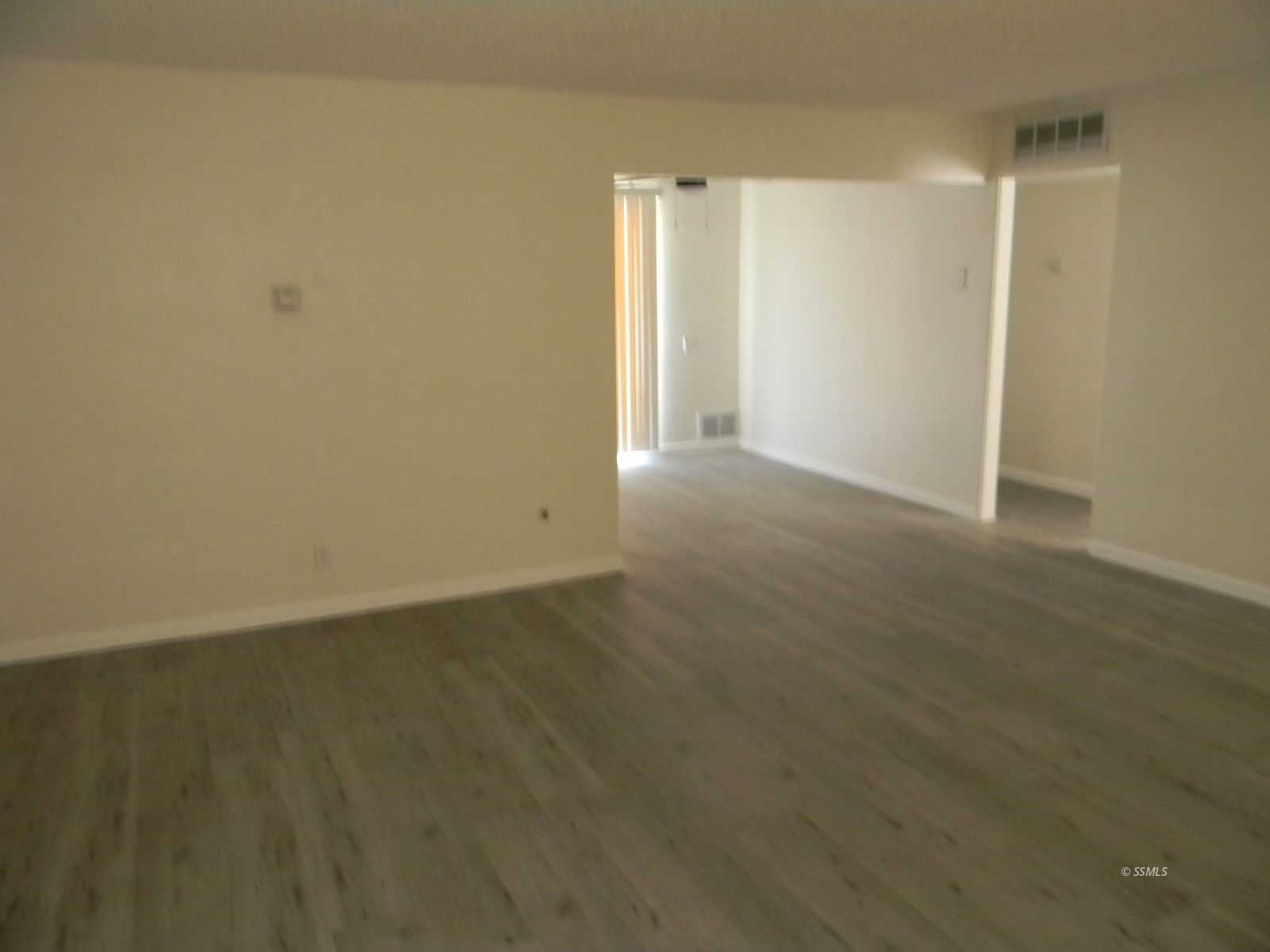 240 West Perdew Avenue Ridgecrest, CA 93555 - Photo 2 of 12 an empty room with an entryway
