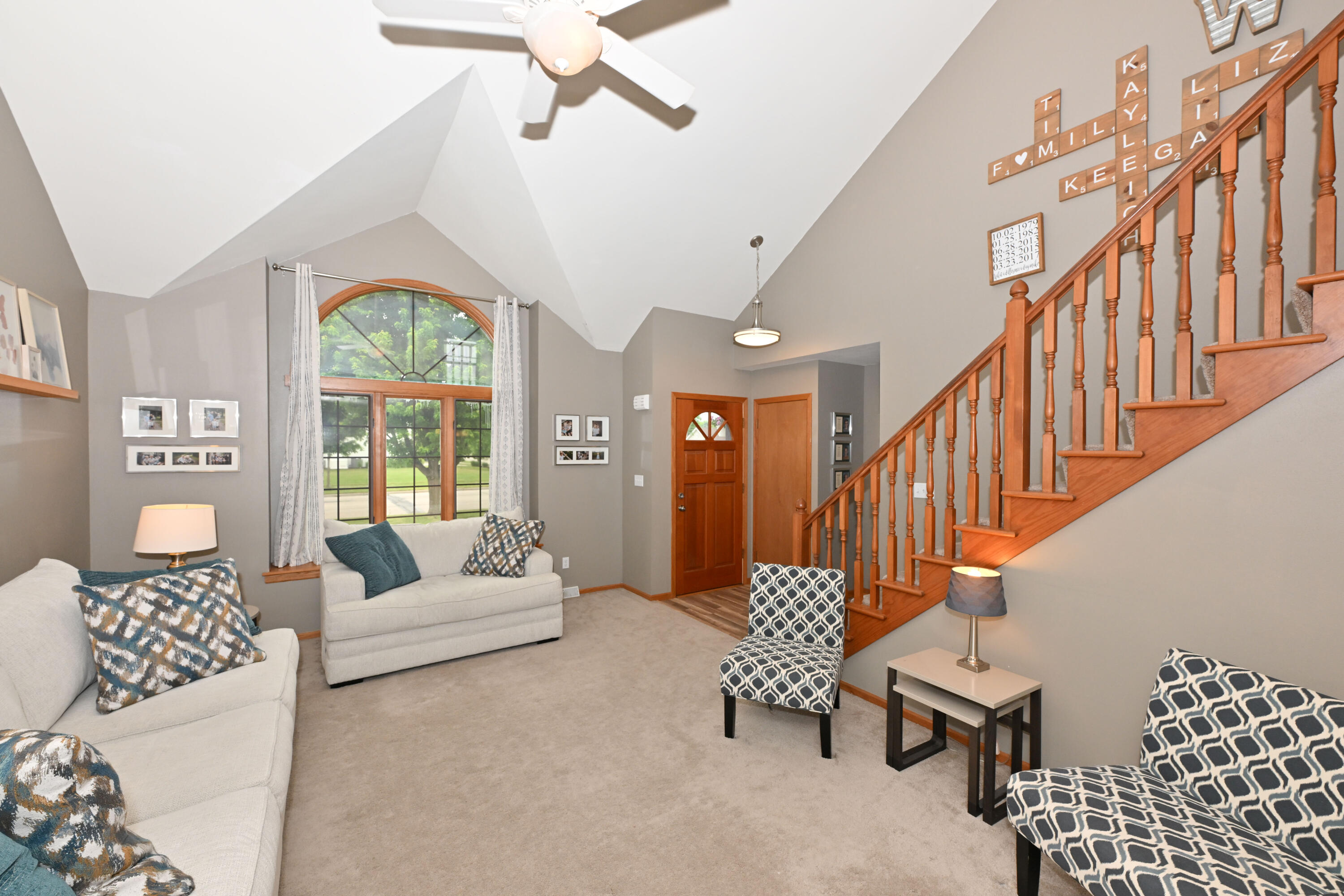 118 McKenzie Road Mukwonago, WI 53149 - Photo 5 of 36 Living Room