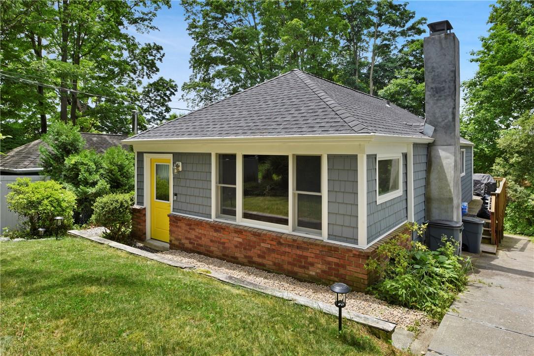 Lovely Lake Lincolndale cottage that lives big