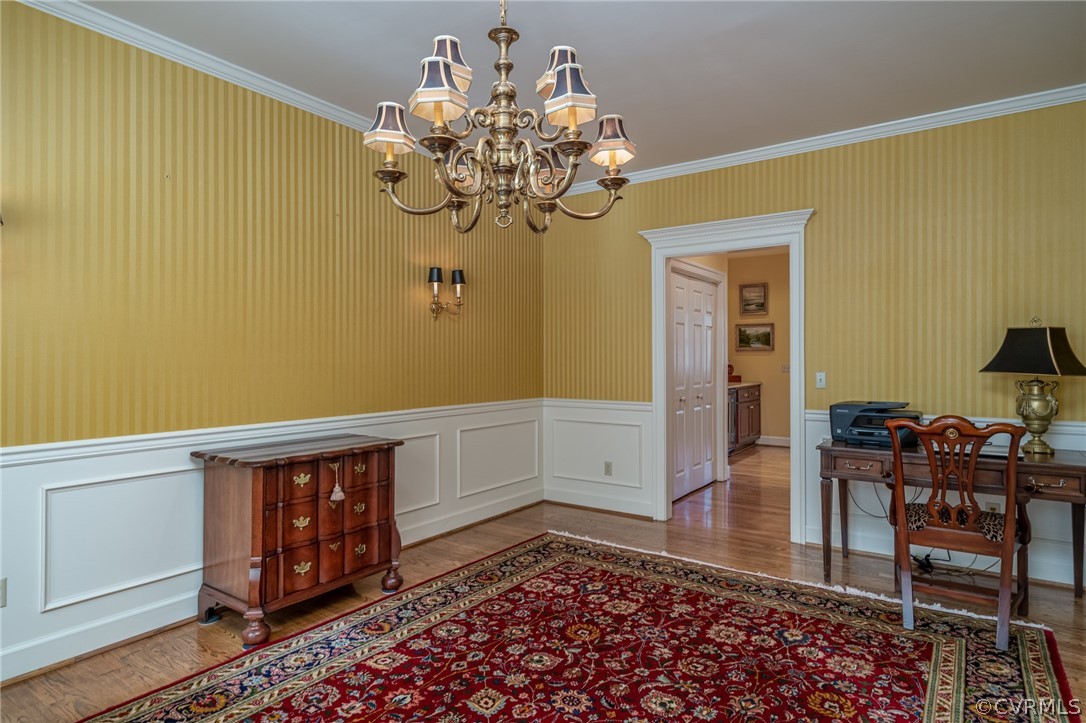 102 Par Drive Williamsburg, VA 23188 - Photo 14 of 42 a view of a dining room with furniture and chandelier
