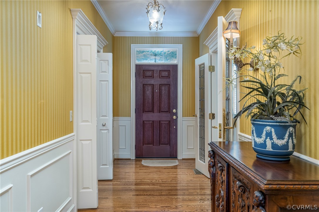 102 Par Drive Williamsburg, VA 23188 - Photo 4 of 42 a view of a hallway with furniture and entryway