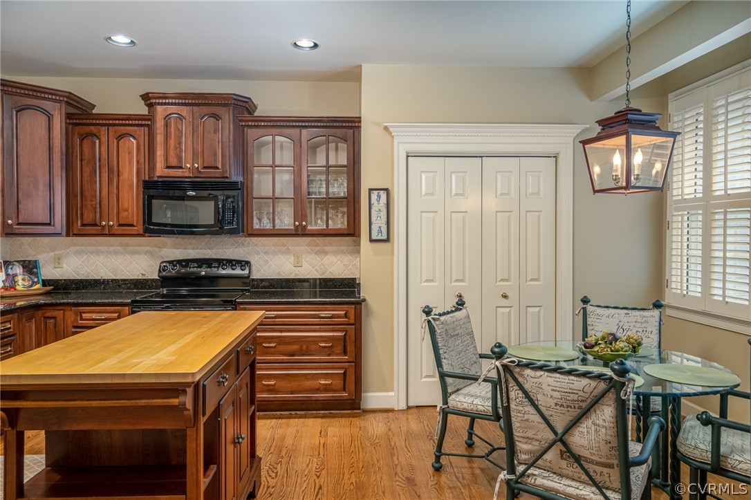102 Par Drive Williamsburg, VA 23188 - Photo 7 of 42 a kitchen with granite countertop a stove and cabinets