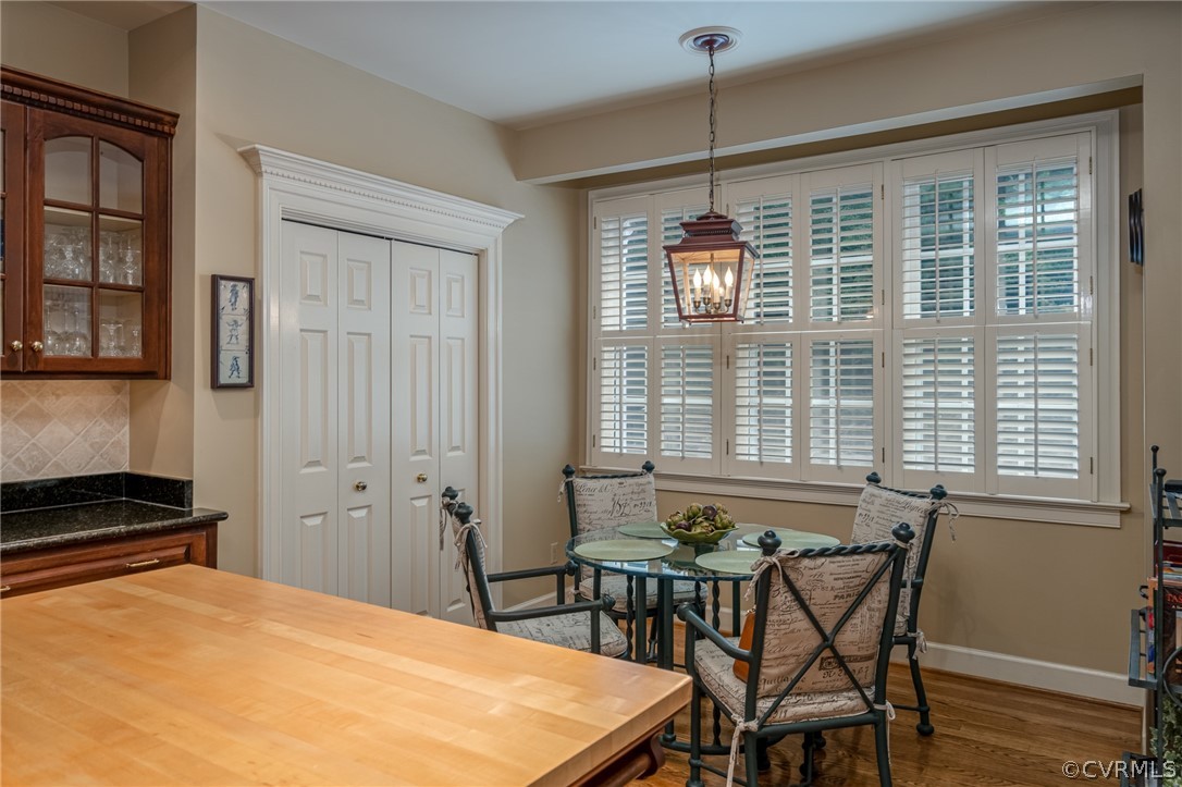 102 Par Drive Williamsburg, VA 23188 - Photo 9 of 42 a dining room with a window and furniture