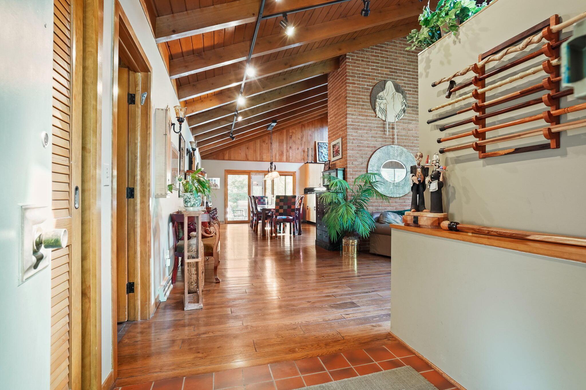 5866 Whitman Road Columbus, OH 43213 - Photo 5 of 51 Foyer