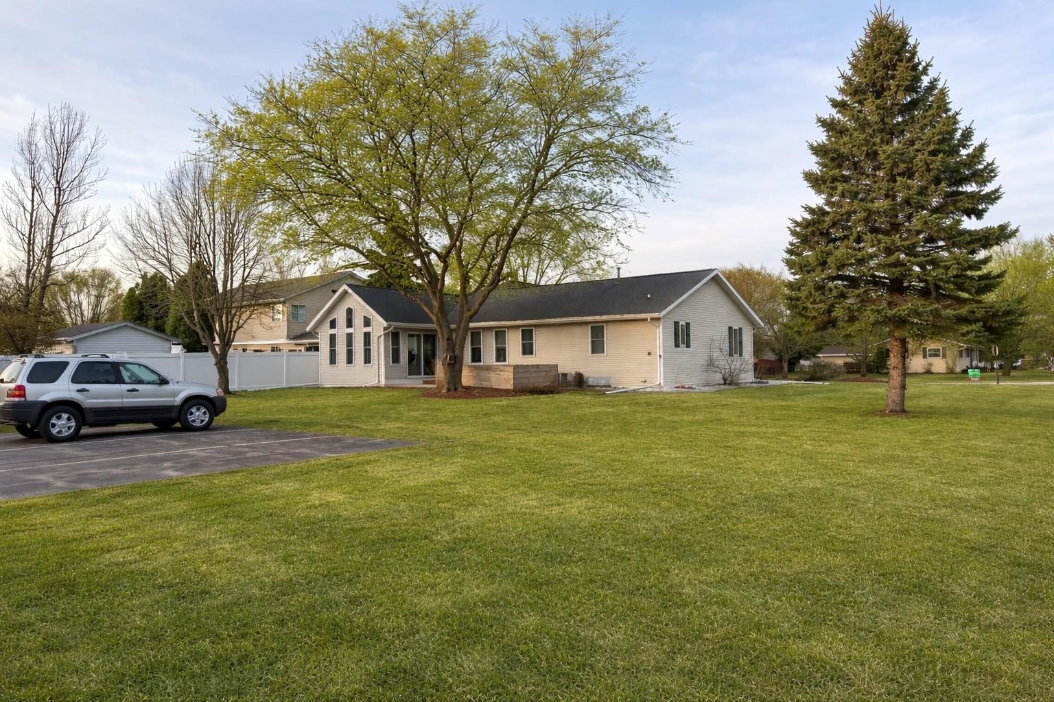 702 Carol Lane Pulaski, WI 54162 - Photo 2 of 30