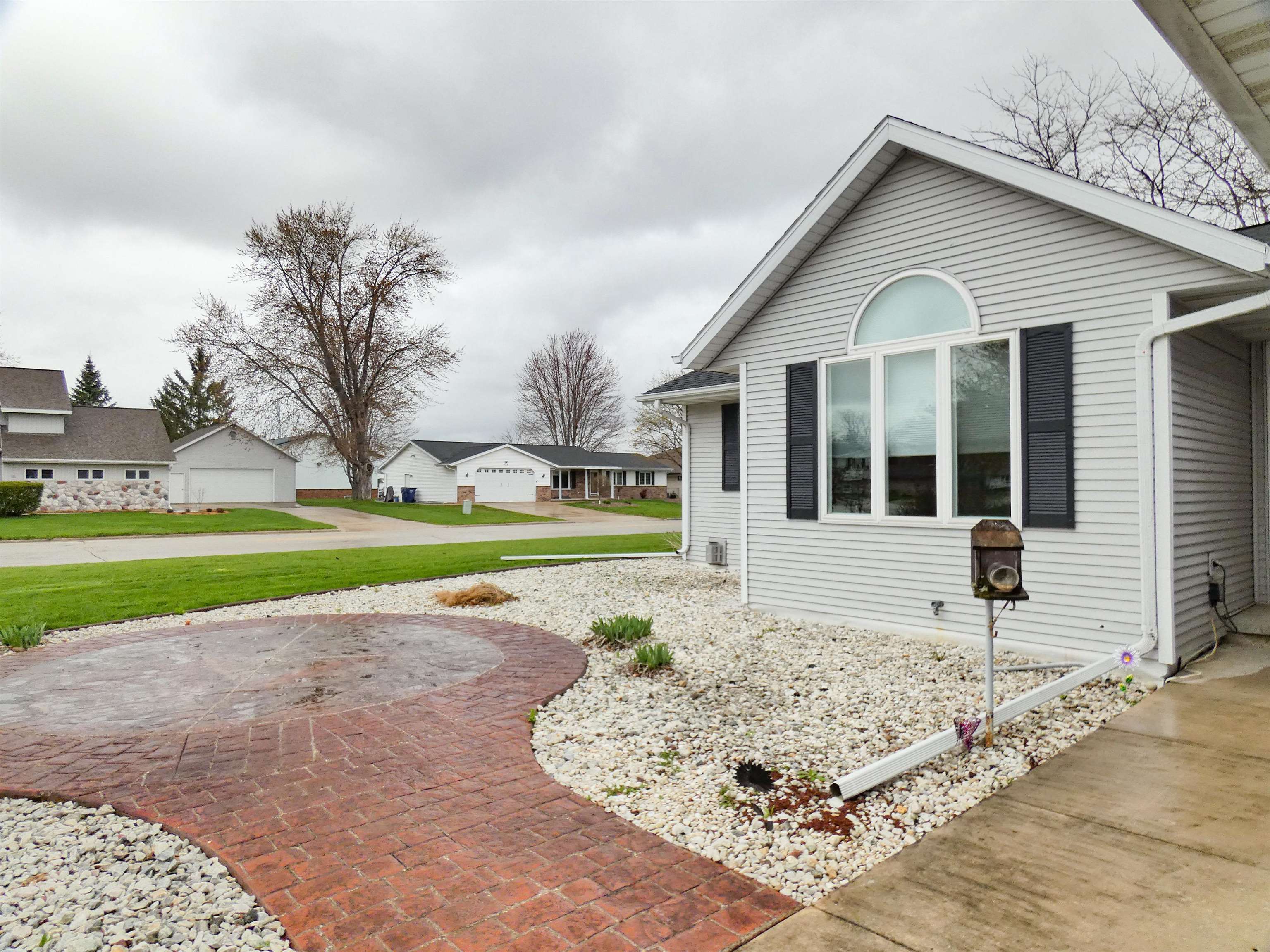702 Carol Lane Pulaski, WI 54162 - Photo 2 of 47