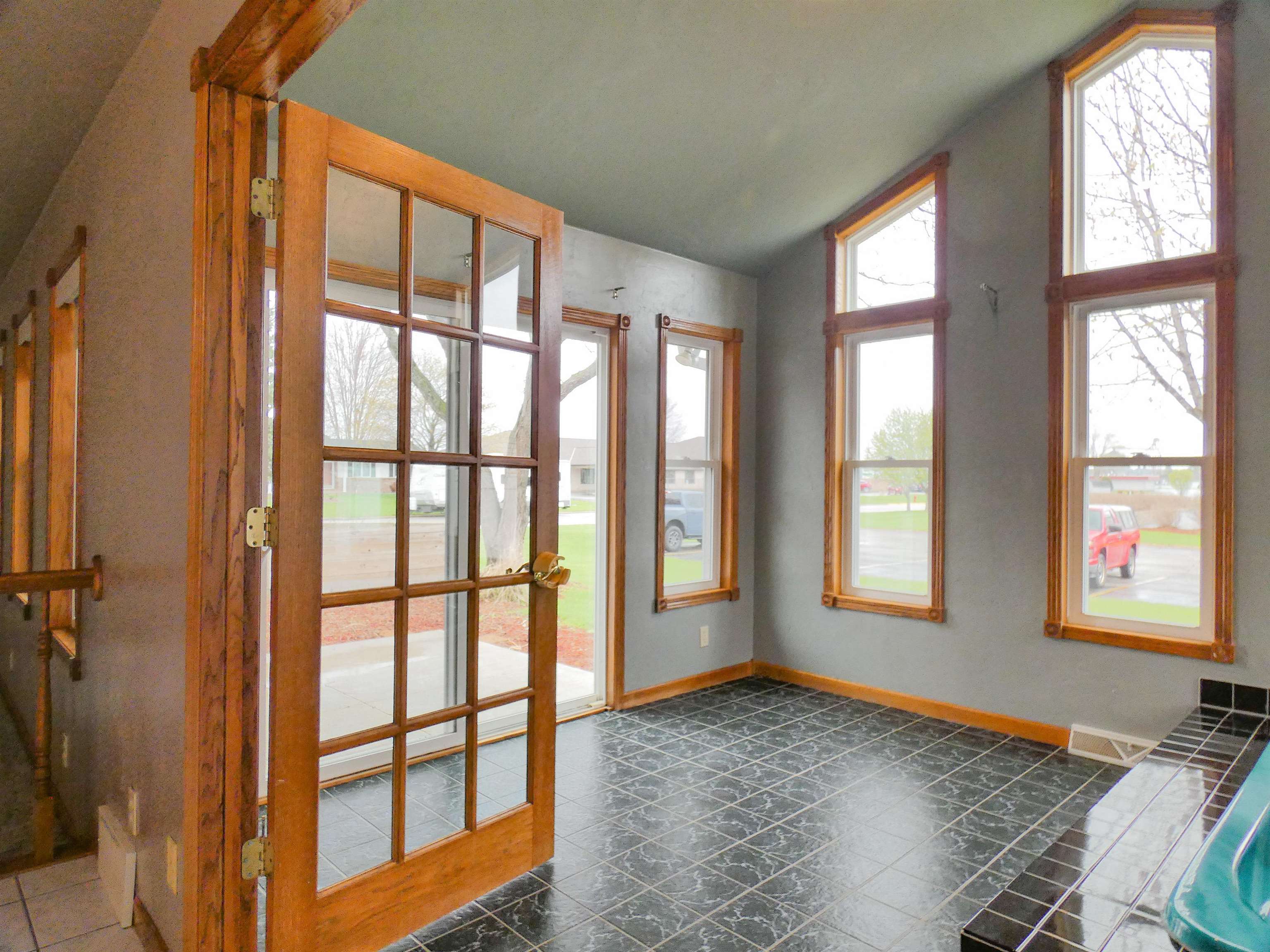 702 Carol Lane Pulaski, WI 54162 - Photo 3 of 47