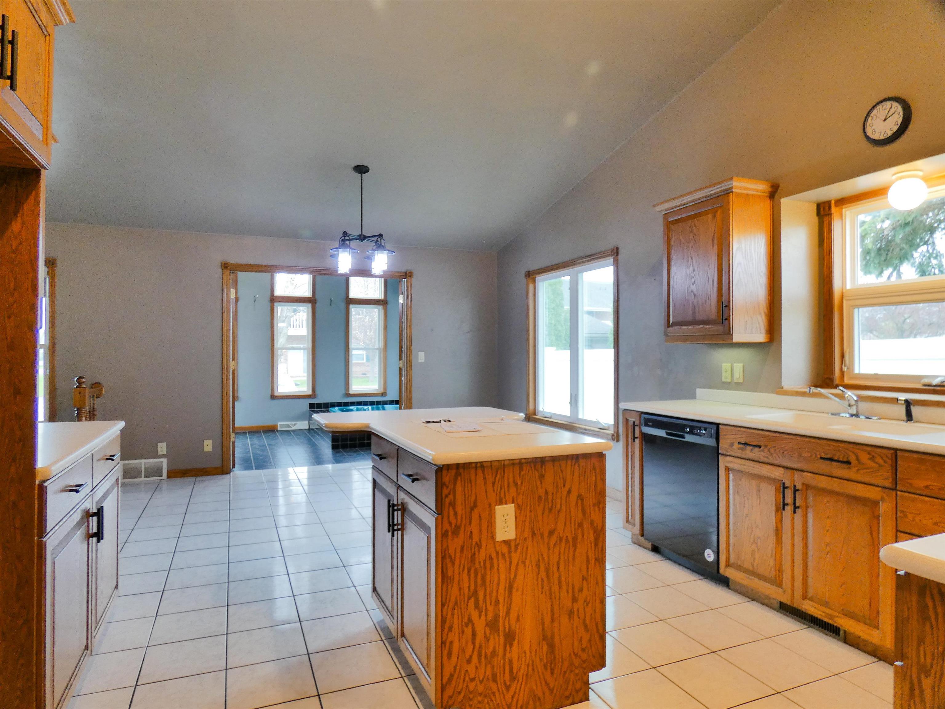 702 Carol Lane Pulaski, WI 54162 - Photo 7 of 47