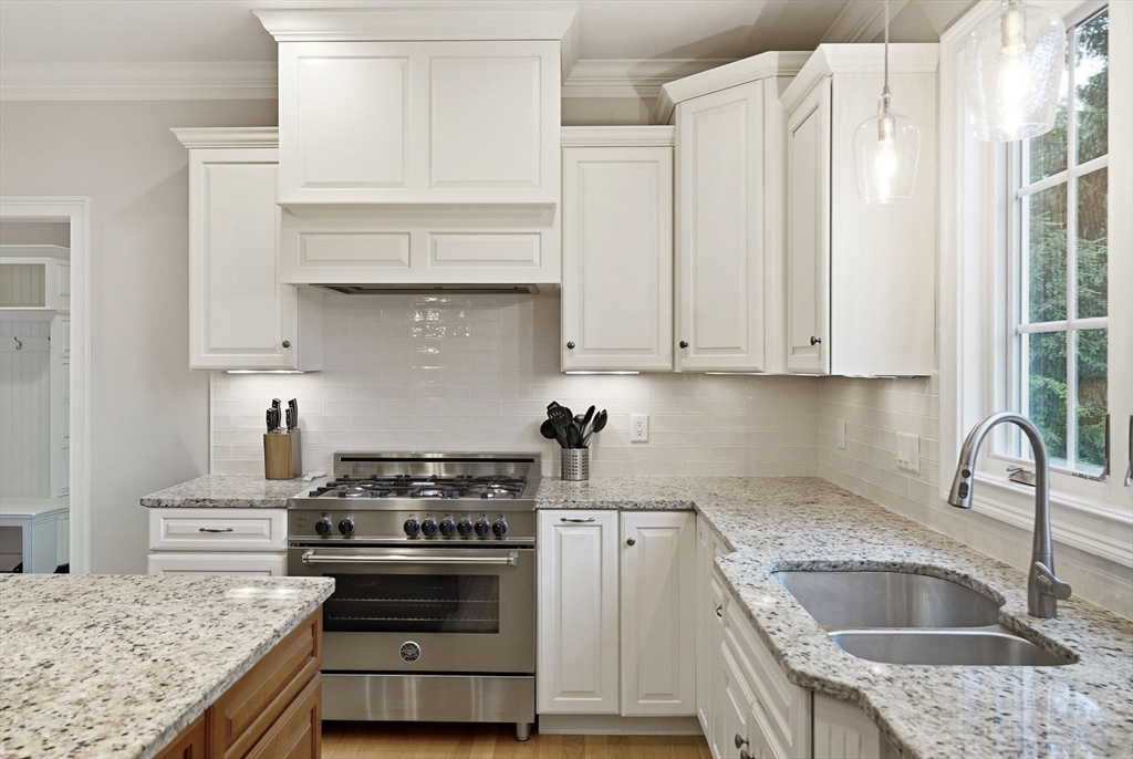 7 Davis Road Bedford, MA 01730 - Photo 4 of 37