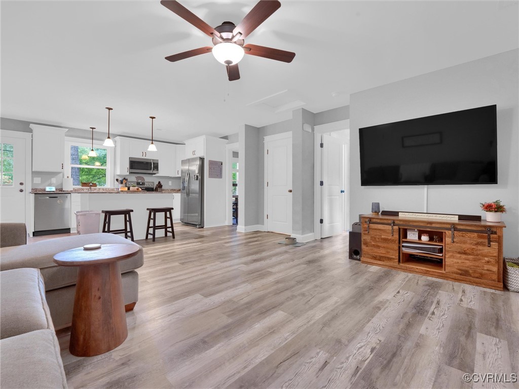 5440 New Line Road Gum Spring, VA 23065 - Photo 3 of 28 a living room with furniture and a flat screen tv