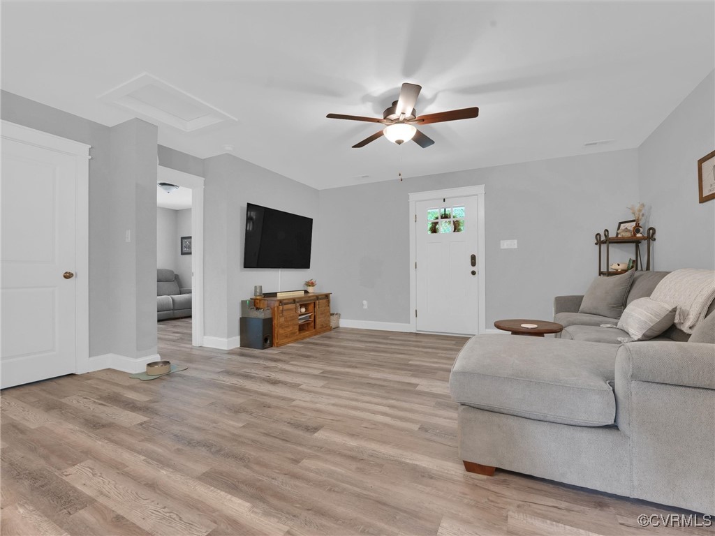 5440 New Line Road Gum Spring, VA 23065 - Photo 4 of 28 a living room with furniture and a flat screen tv
