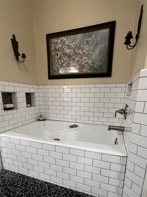 10200 North County Road Frisco, TX 75033 - Photo 19 of 25 a bathroom with a bathtub and a sink