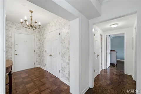 $525,000 | 710 South Hanley Road, Unit 10B, Clayton, MO 63105