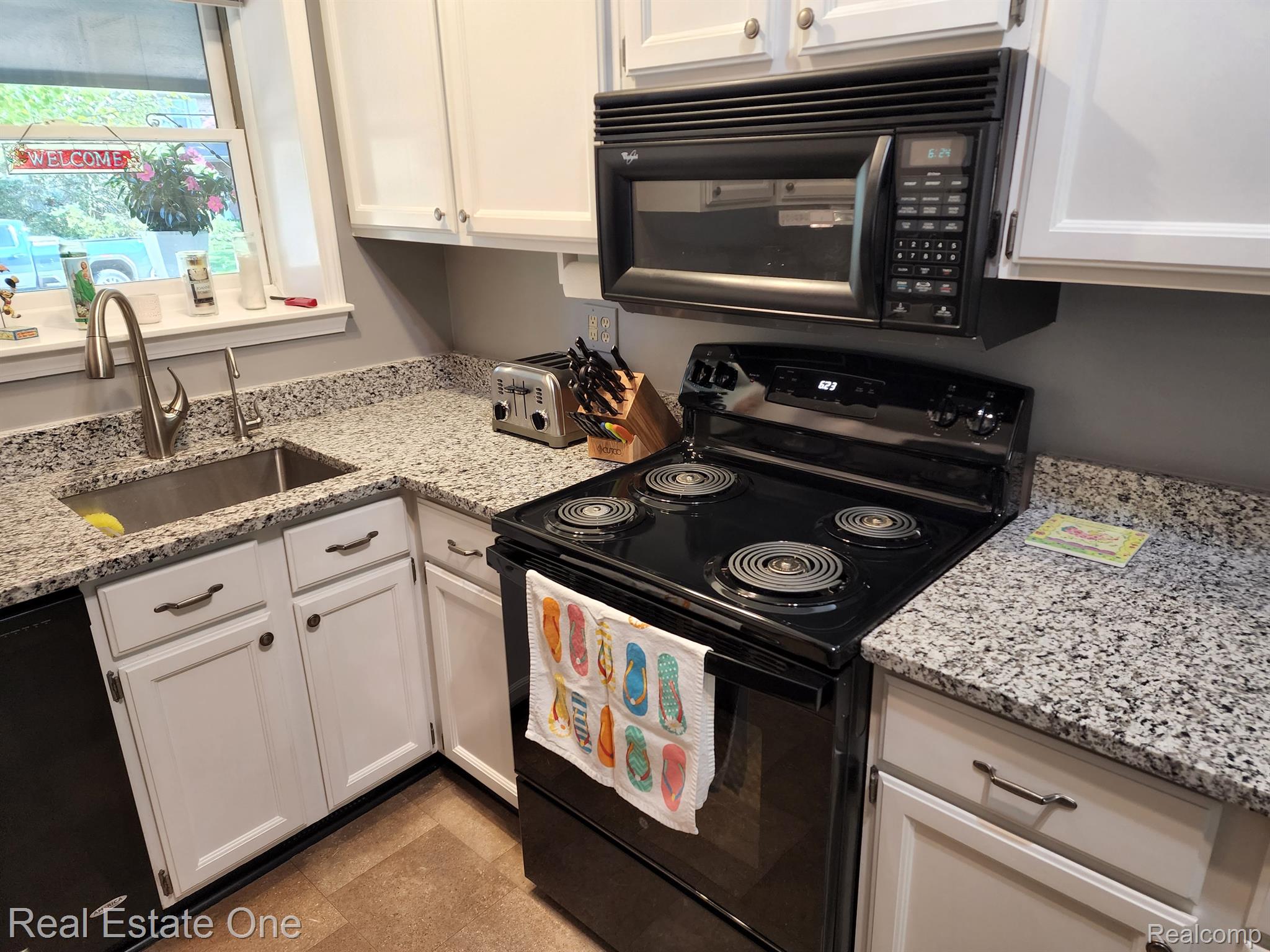 40518 West Mill Rd Court Novi, MI 48375 - Photo 11 of 26