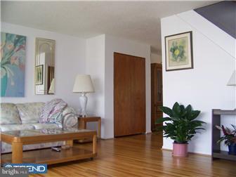 3419 Lester Road Philadelphia, PA 19154 - Photo 3 of 12 Living Room