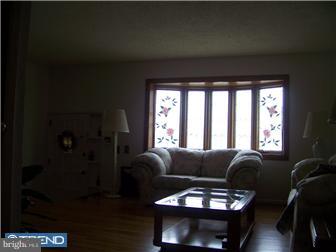 3419 Lester Road Philadelphia, PA 19154 - Photo 4 of 12 Living Room