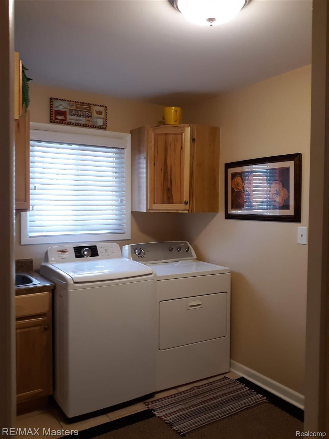 3268 Heiss Road Monroe, MI 48162 - Photo 9 of 20 Laundry room with great sink located off garage.