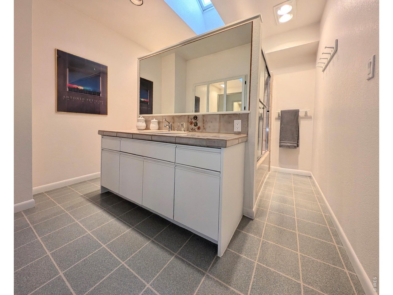 495 South Cedar Brook Road Boulder, CO 80304 - Photo 28 of 40 Full mid level guest bath