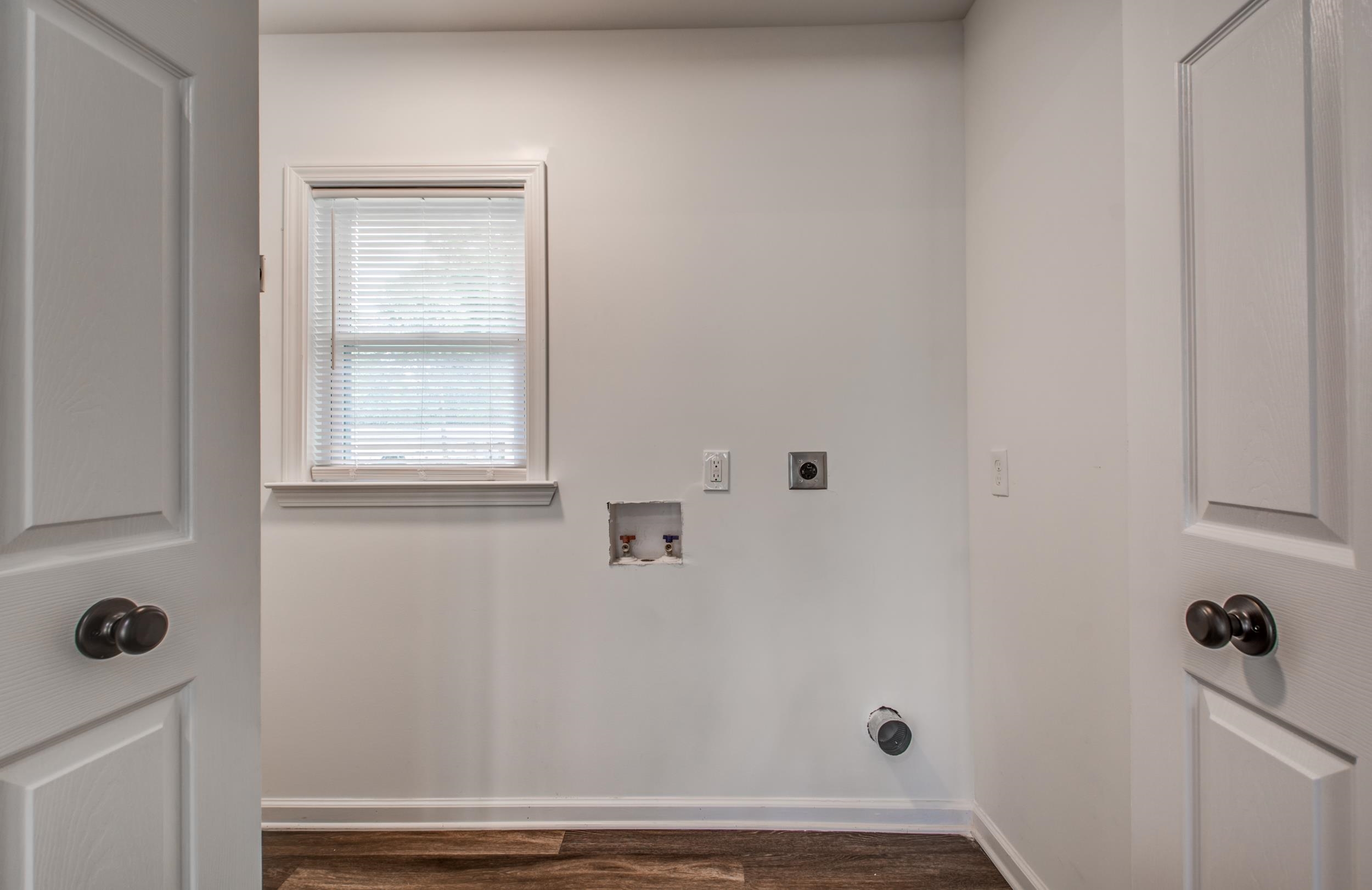 1110 Bluebird Road Memphis, TN 38116 - Photo 21 of 25 a bathroom with a window
