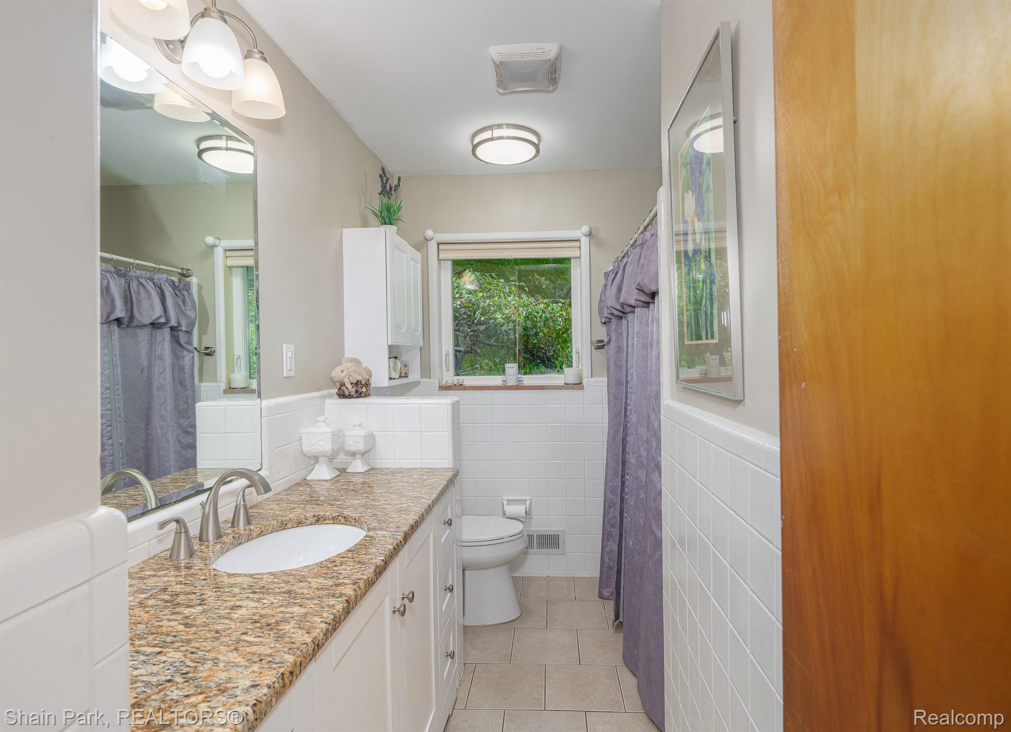 306 Wimberly Drive Rochester, MI 48306 - Photo 14 of 21 Hallway Full Bathroom
