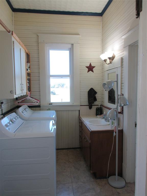 607 1st Street Rosebud, TX 76570 - Photo 13 of 29 a bathroom with a sink vanity and mirror