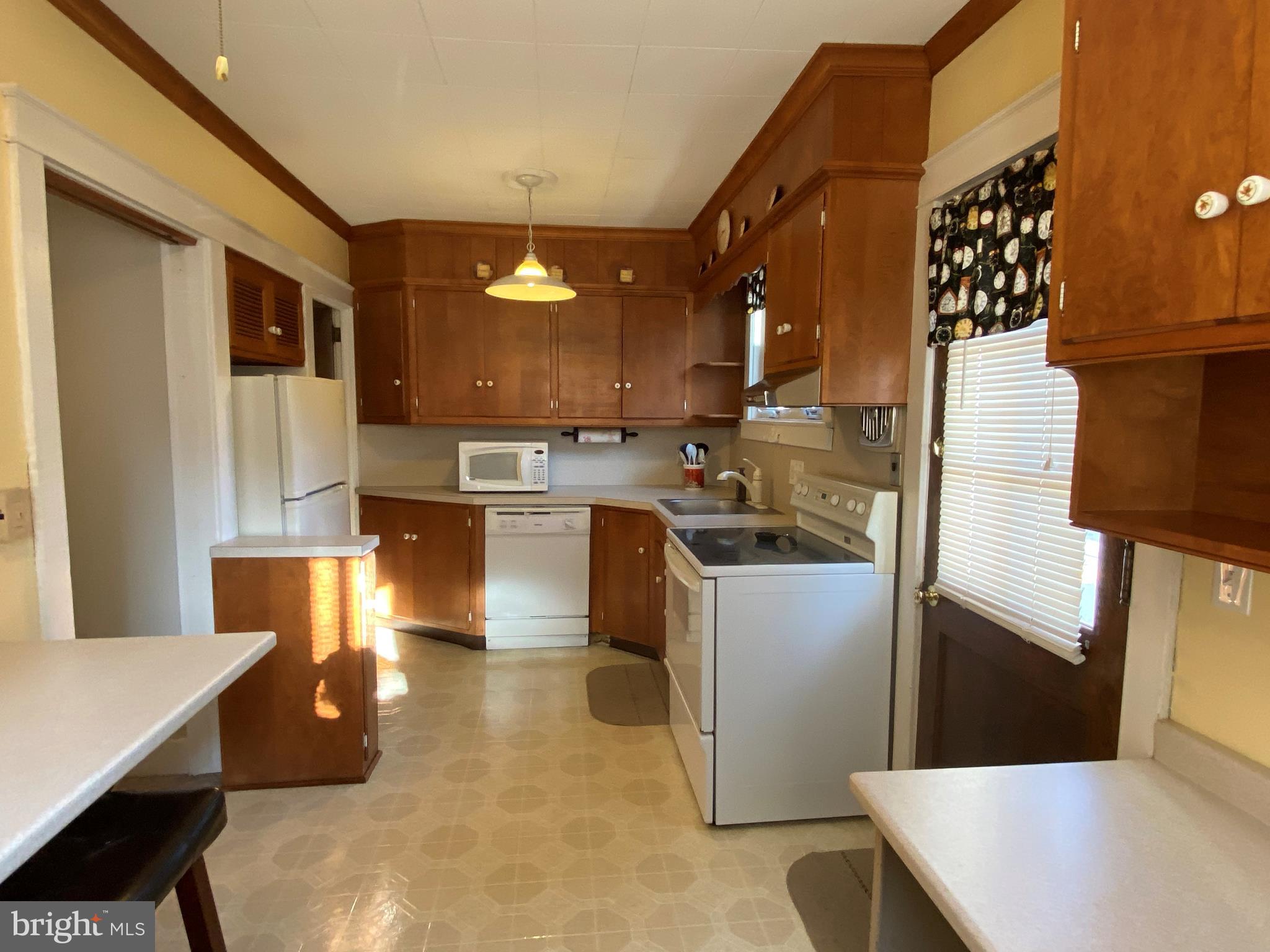 874 Pleasure Road Lancaster, PA 17601 - Photo 13 of 42 KITCHEN FEATURES COFFEE STATION/DESK AREA