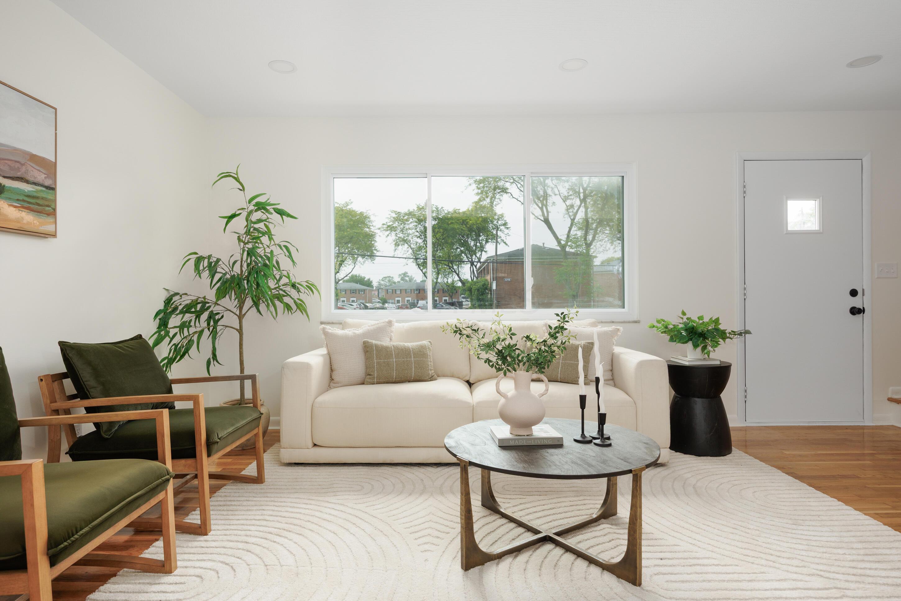 1079 Loring Road Columbus, OH 43224 - Photo 6 of 48 Living Room