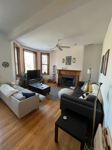 $4,295 | 4053 North Kenmore Avenue, Unit 2N, Chicago, IL 60613