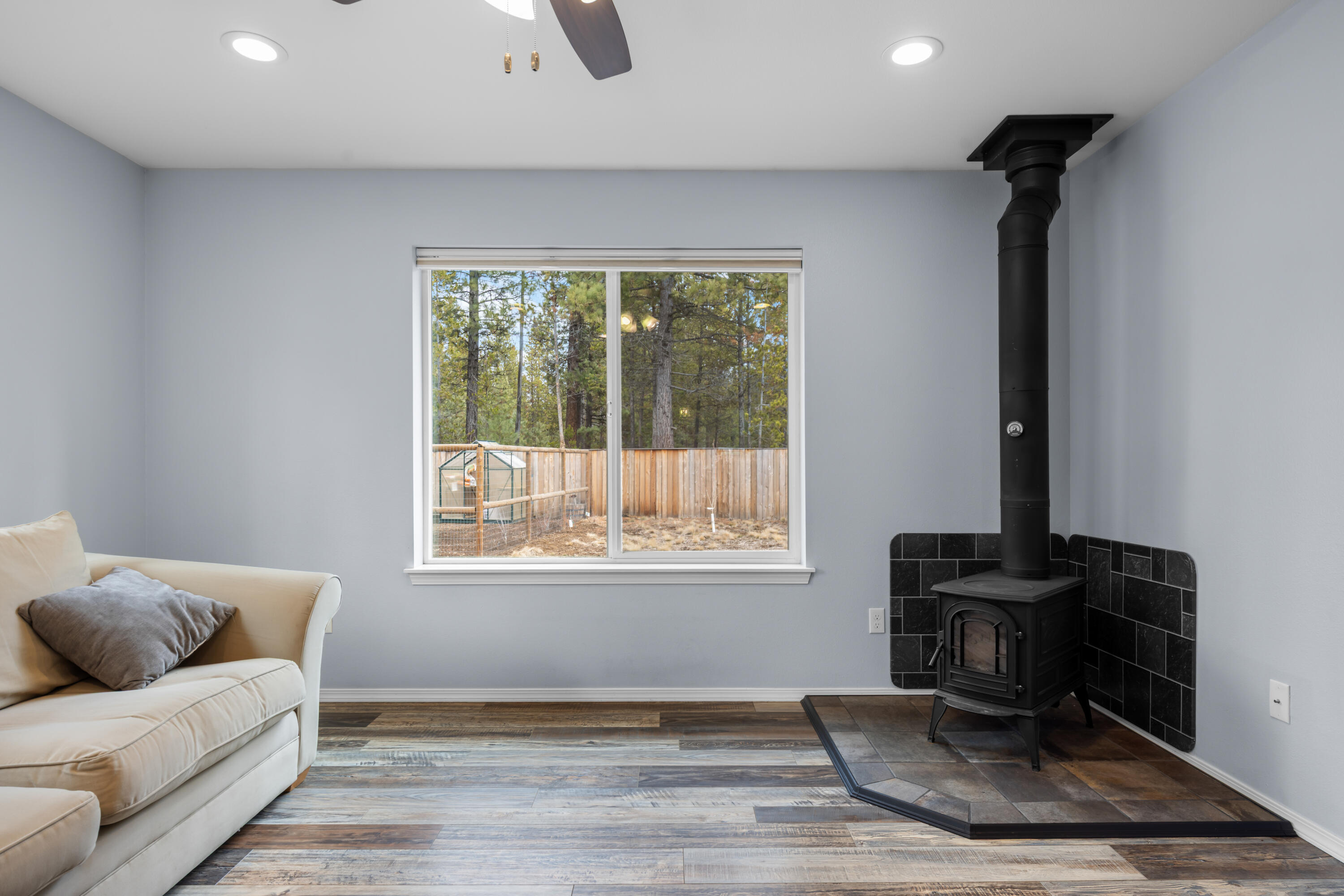 17271 Downey Road Bend, OR 97707 - Photo 6 of 34 Living