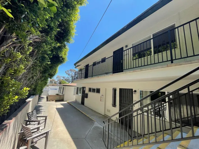 $2,950 | 2252.5 Garnet Avenue, San Diego, CA 92109