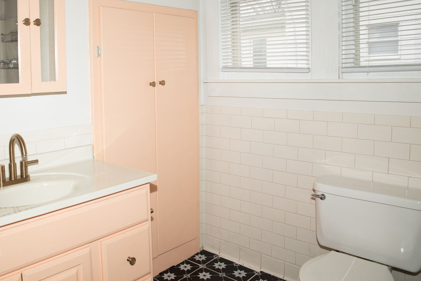 544 24th Avenue Moline, IL 61265 - Photo 13 of 24 a bathroom with a sink toilet and shower