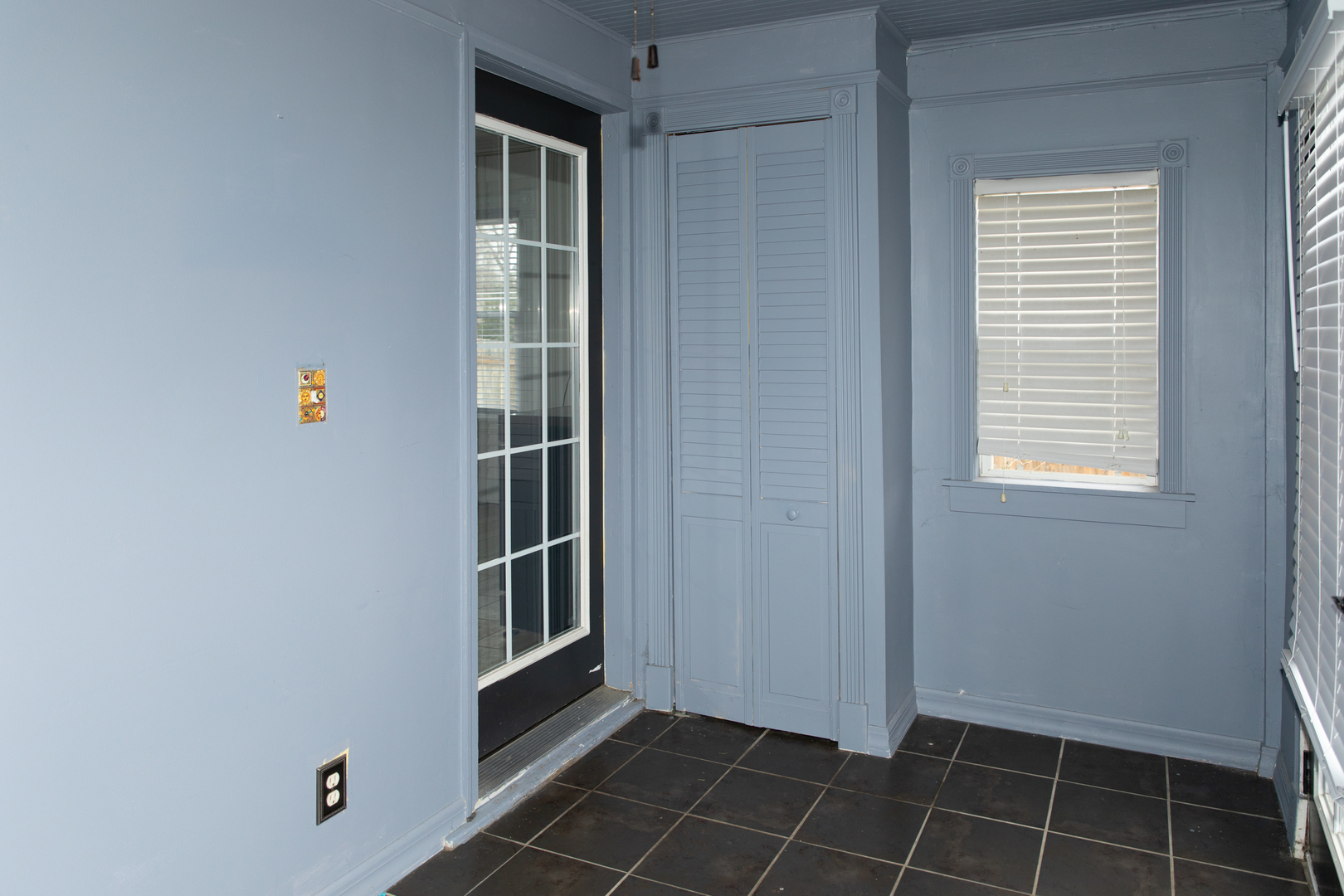 544 24th Avenue Moline, IL 61265 - Photo 24 of 24 a view of an empty room with a window